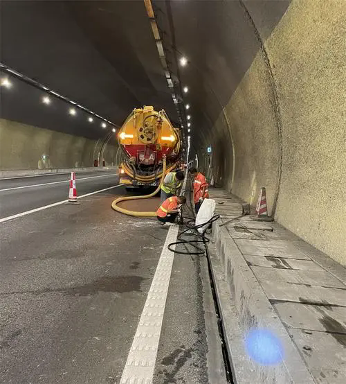 沁阳隧道排水渠清淤